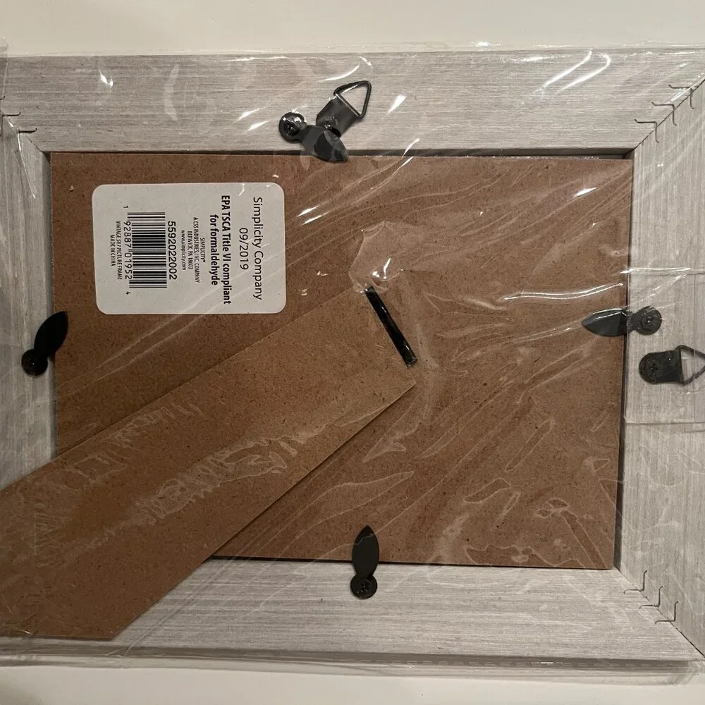 Simplicity Vintage‎ Wooden 5X7 Picture Frame (new in plastic packaging)